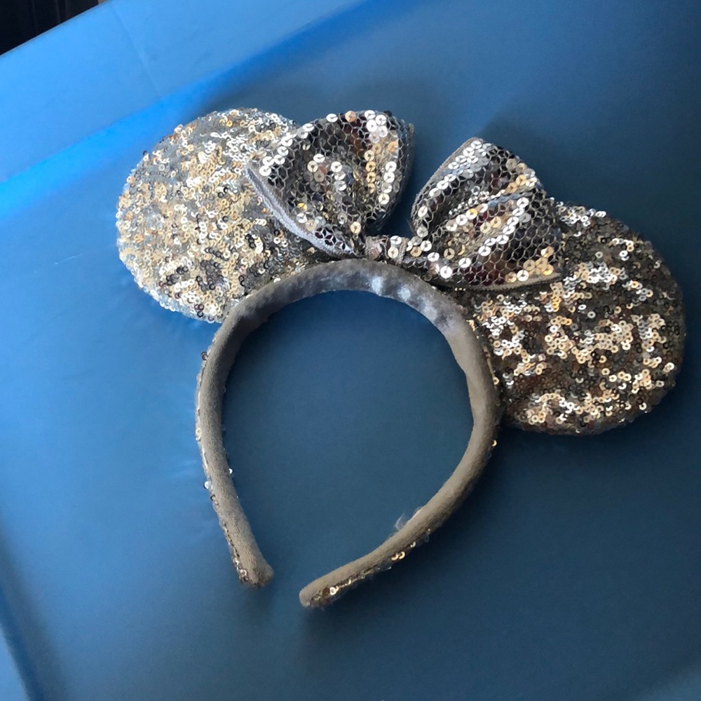 Minnie Mouse sequence ears